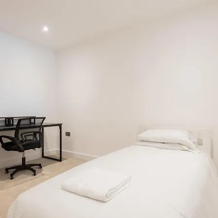 Modern 2 Bedroom With Balcony In Leeds (West Yorkshire)