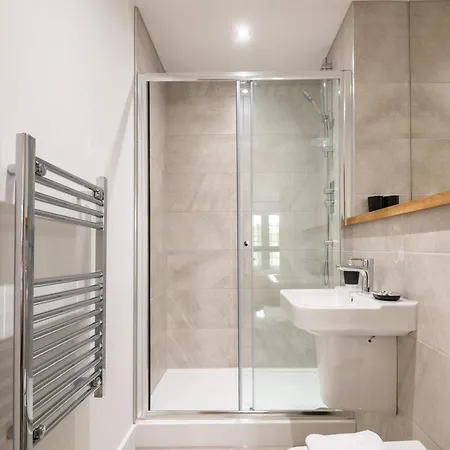 Modern 2 Bedroom With Balcony In *