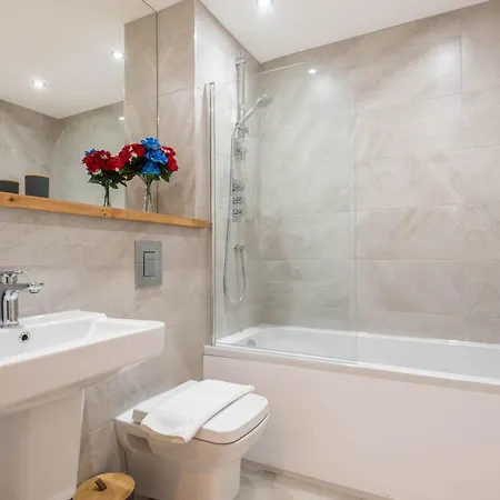 Apartment Modern 2 Bedroom With Balcony In