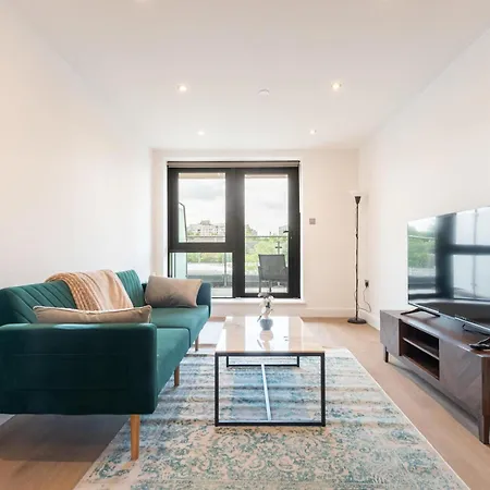 Apartment Modern 2 Bedroom With Balcony In