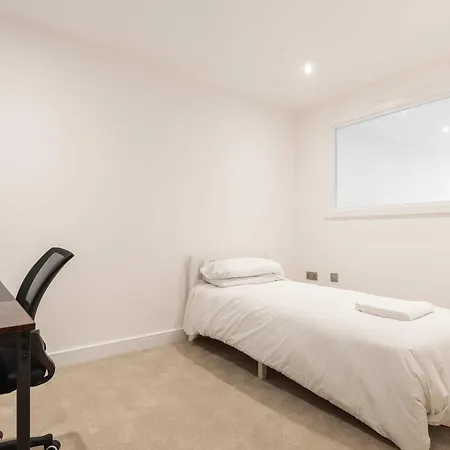 Modern 2 Bedroom With Balcony In