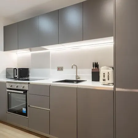 Apartment Modern 2 Bedroom With Balcony In